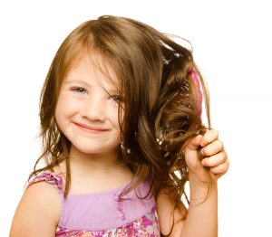 criança pentear cabelos